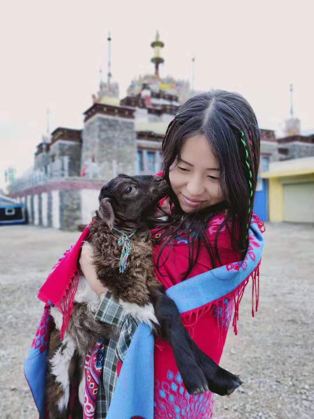 抱小羊.jpg